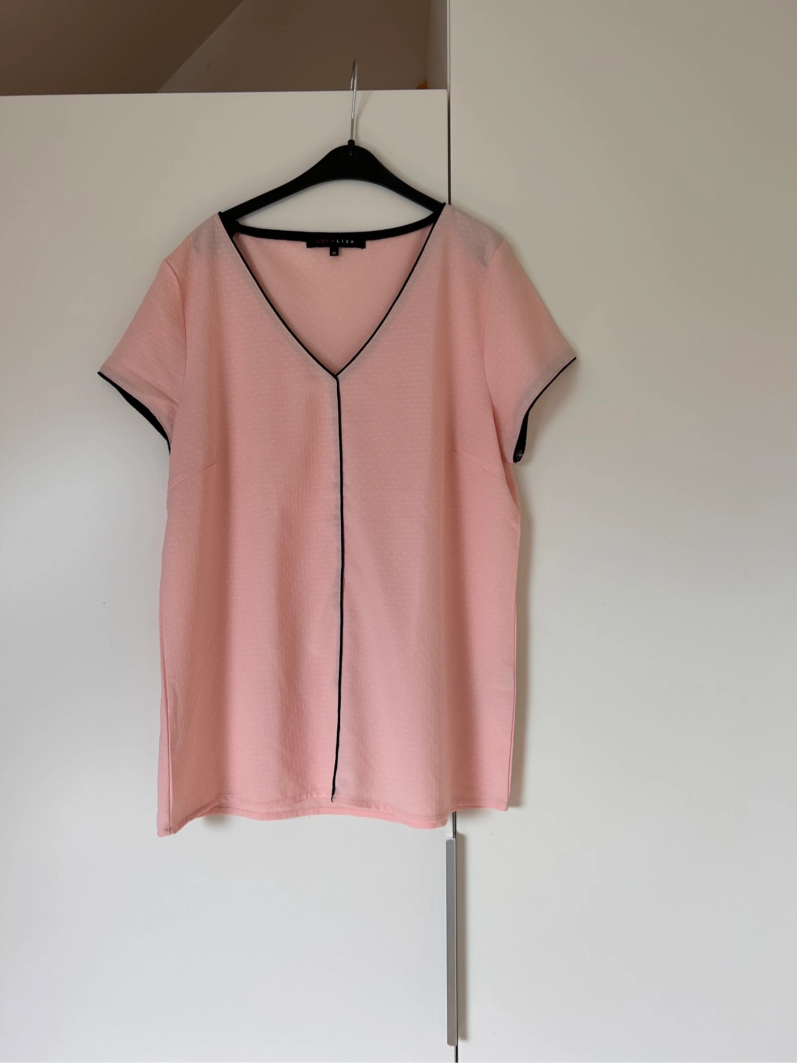 Lichtroze blouse met V-hals en korte mouwen 